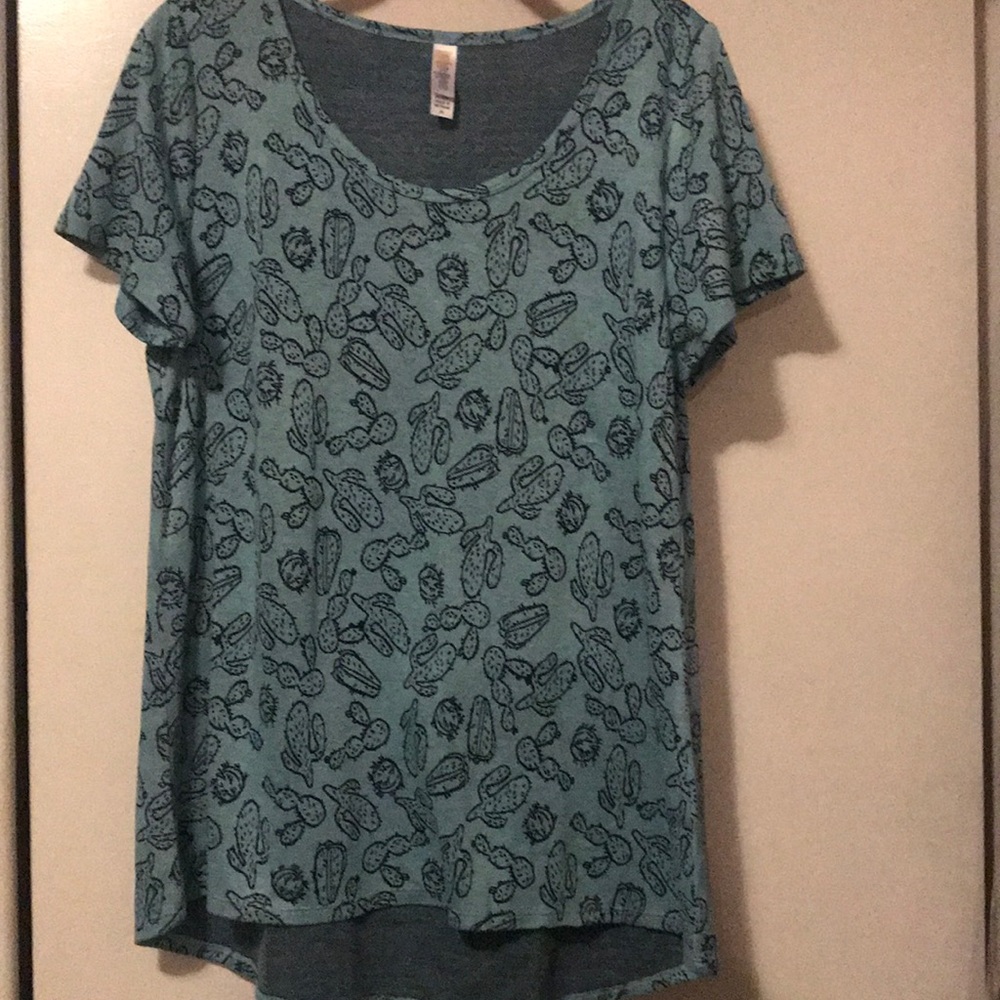 LulaRoe classic tee size M
